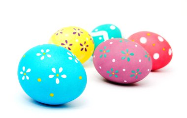 Mükemmel renkli el yapımı, izole Paskalya yumurtaları. 