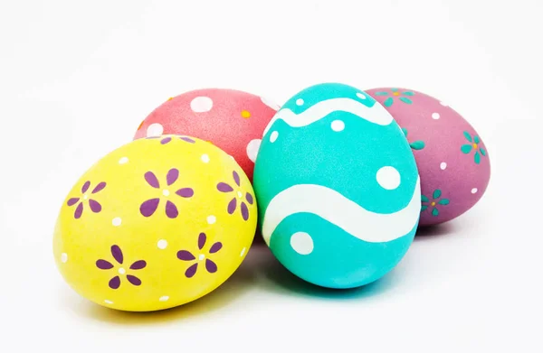 Perfecto colorido hecho a mano huevos de Pascua pintados aislados — Foto de Stock
