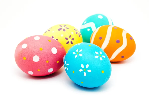 Ідеальні барвисті розмальовані великодні яйця ручної роботи ізольовані — стокове фото