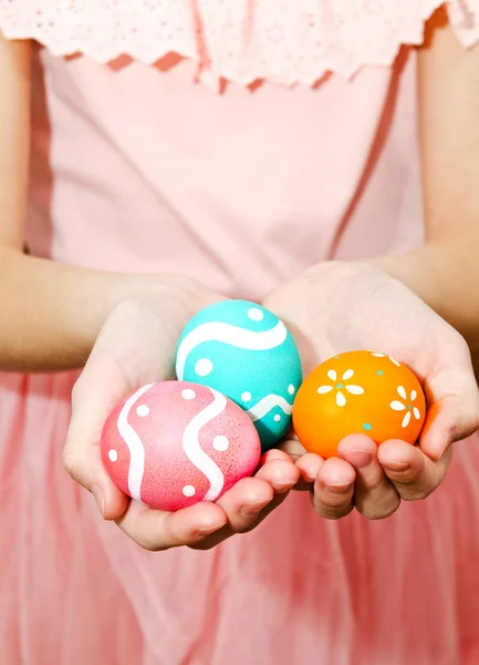 Little girl holding handmade painted easter eggs — 图库照片