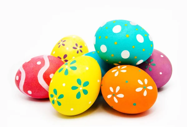 Renkli boyanmış Paskalya yumurtaları izole edilmiş. — Stok fotoğraf