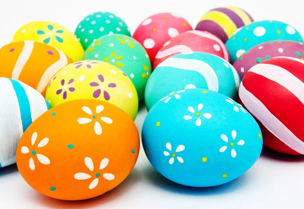 Perfecto colorido hecho a mano huevos de Pascua pintados aislados — Foto de Stock