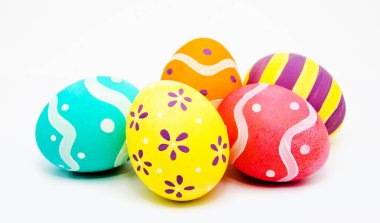 Mükemmel renkli el yapımı, izole Paskalya yumurtaları. 