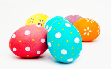 Mükemmel renkli el yapımı, izole Paskalya yumurtaları. 