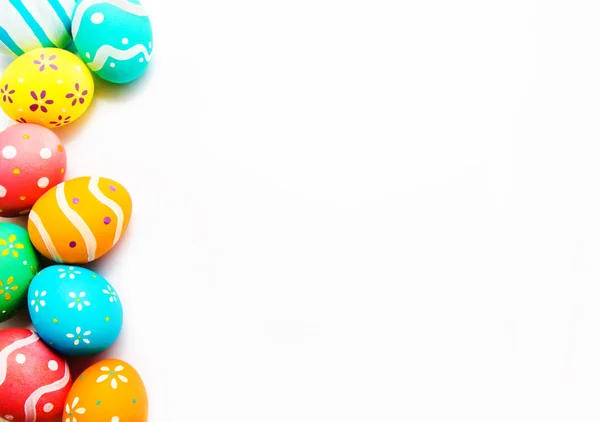 Perfetto colorato fatto a mano dipinte uova di Pasqua isolato — Foto Stock