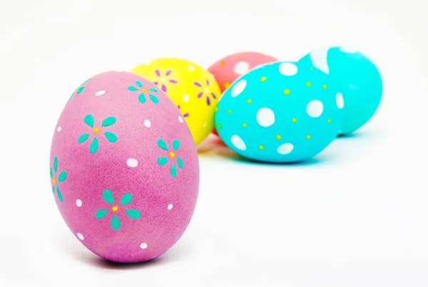 Tökéletes színes kézzel készített festett húsvéti tojás elszigetelt egy fehér — Stock Fotó