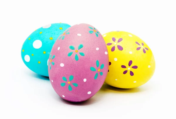 色彩艳丽的手工彩绘的复活节彩蛋，在白蛋上隔离开来 — 图库照片