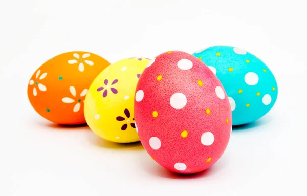 Πολύχρωμα χειροποίητα βαμμένα πασχαλινά αυγά απομονωμένα σε λευκό χρώμα — Φωτογραφία Αρχείου