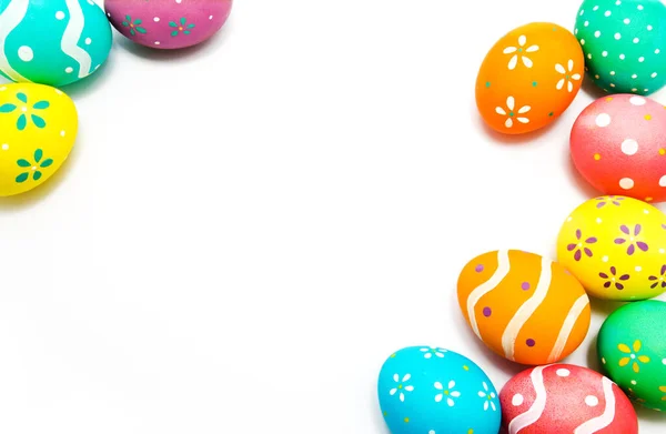 Colorate uova di Pasqua dipinte a mano isolate su un bianco — Foto Stock
