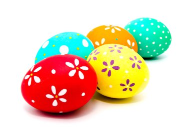 Beyaz arka planda izole edilmiş mükemmel renkli el yapımı Paskalya yumurtaları.