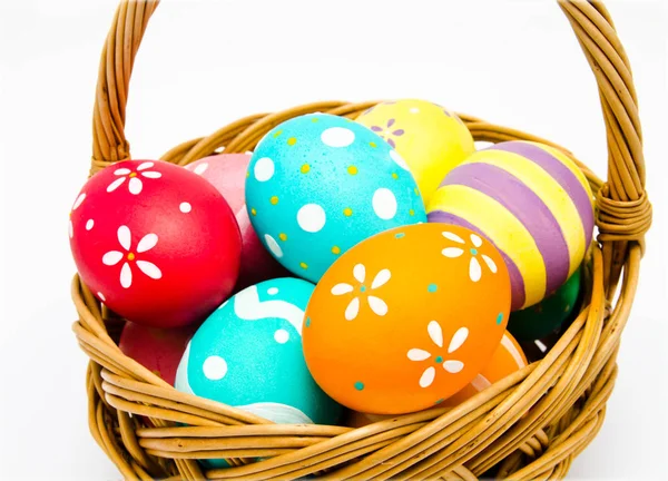 Colorate Uova Pasqua Dipinte Mano Nel Cestino Isolato Sfondo Bianco — Foto Stock