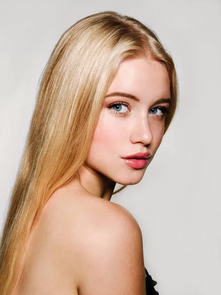 美丽的金发年轻女子的脸的肖像 水疗模型女孩与新鲜的干净的皮肤隔离在白色背景 皮肤和头发护理概念 — 图库照片