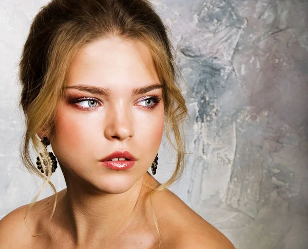 Retrato Beleza Rosto Feminino Moda Modelo Jovem Mulher Com Maquiagem — Fotografia de Stock