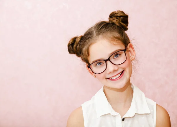 분홍색 배경에 안경을 소녀의 — 스톡 사진