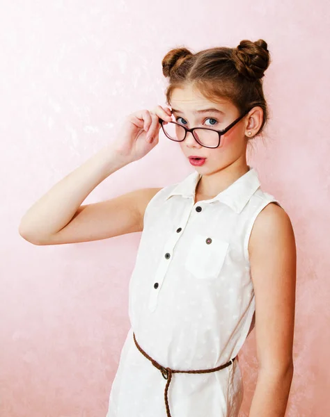 Retrato Niña Divertida Con Gafas Aisladas Sobre Fondo Rosa —  Fotos de Stock