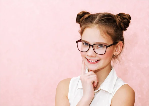 Ritratto Divertente Bambina Sorridente Che Indossa Occhiali Isolati Uno Sfondo — Foto Stock