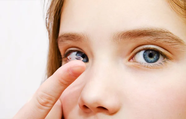 Little Girl Child Putting Contact Lens Her Eye Closeup — Stock Photo, Image