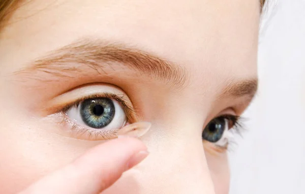 Little Girl Child Putting Contact Lens Her Eye Closeup — Stock Photo, Image