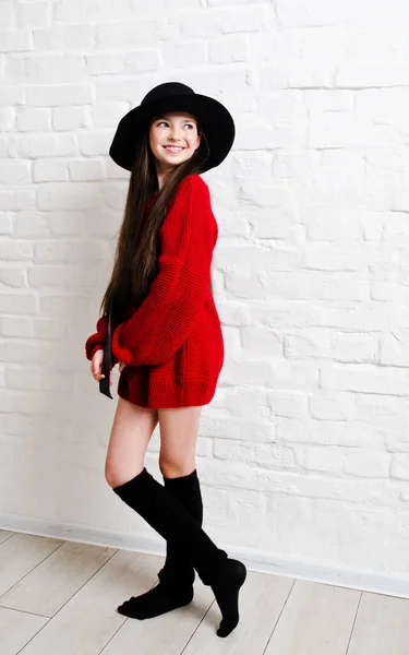 Retrato Adorável Sorridente Menina Criança Vestido Vermelho Chapéu Isolado — Fotografia de Stock