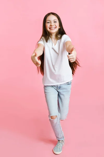 Retrato Adorable Niña Sonriente Camiseta Blanca Con Dos Dedos Arriba — Foto de Stock