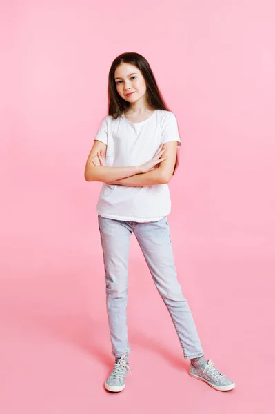Portret Van Een Schattig Lachend Klein Meisje Jeans Wit Shirt — Stockfoto