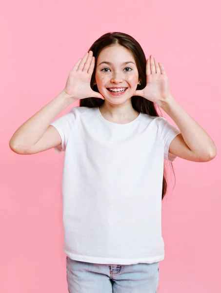 Retrato Adorable Niña Sonriente Con Camiseta Blanca Divirtiéndose Aislada Sobre — Foto de Stock