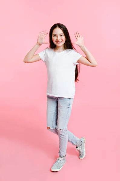 Retrato Adorable Niña Sonriente Con Camiseta Blanca Divirtiéndose Aislada Sobre —  Fotos de Stock