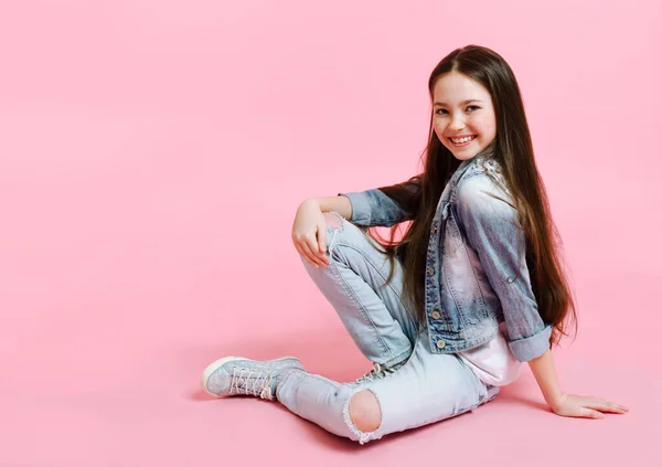 Portret Van Een Schattig Lachend Meisje Kind Jeans Geïsoleerd Een — Stockfoto