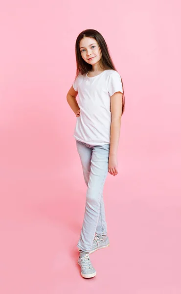 Ritratto Adorabile Bambina Sorridente Jeans Shirt Bianca Isolata Sfondo Rosa — Foto Stock