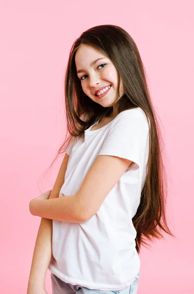 Portret Van Een Schattig Lachend Klein Meisje Jeans Wit Shirt — Stockfoto