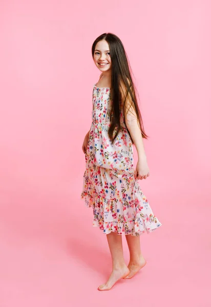 Retrato Adorable Niña Sonriente Bailando Vestido Aislado Sobre Fondo Rosa —  Fotos de Stock