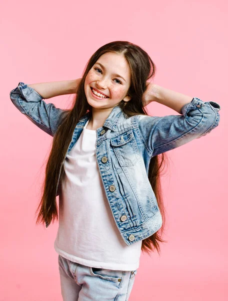 Retrato Adorable Niña Sonriente Niña Jeans Aislados Sobre Fondo Rosa — Foto de Stock