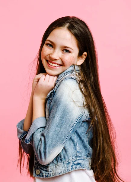 Retrato Adorável Sorridente Menina Criança Jeans Isolado Fundo Rosa — Fotografia de Stock