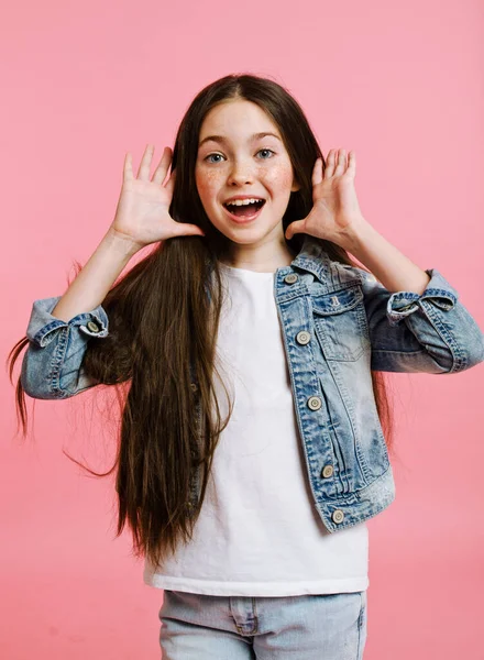 Retrato Adorable Niña Sorprendida Sonriente Jeans Aislados Sobre Fondo Rosa — Foto de Stock