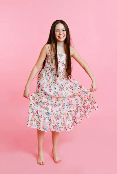 Retrato Adorable Niña Sonriente Bailando Vestido Aislado Sobre Fondo Rosa —  Fotos de Stock