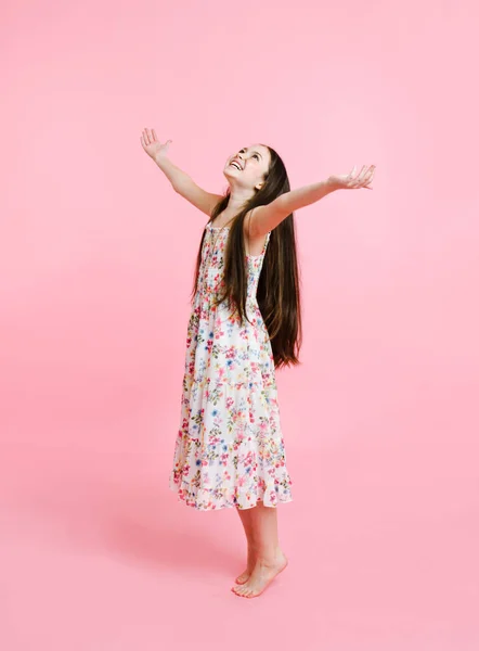 Портрет Очаровательной Улыбающейся Девочки Танцующей Платье Розовом Фоне — стоковое фото