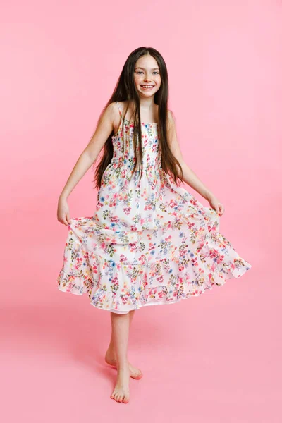 Retrato Adorable Niña Sonriente Bailando Vestido Aislado Sobre Fondo Rosa —  Fotos de Stock