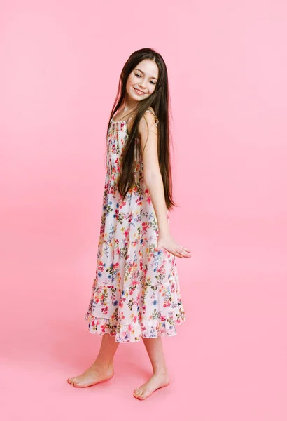 Retrato Adorable Niña Sonriente Bailando Vestido Aislado Sobre Fondo Rosa — Foto de Stock