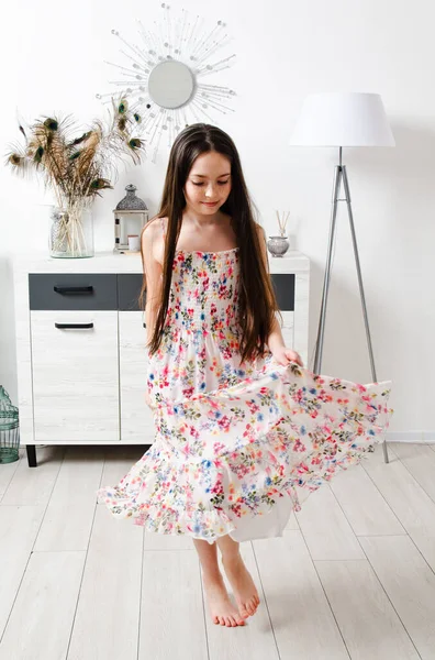 Retrato Adorable Niña Sonriente Niña Vestido Bailando Habitación —  Fotos de Stock