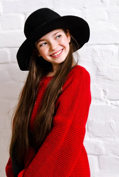 Portret Van Een Schattig Lachend Meisje Kind Rode Jurk Hoed — Stockfoto