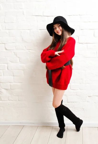 Retrato Adorável Sorridente Menina Criança Vestido Vermelho Chapéu Isolado — Fotografia de Stock