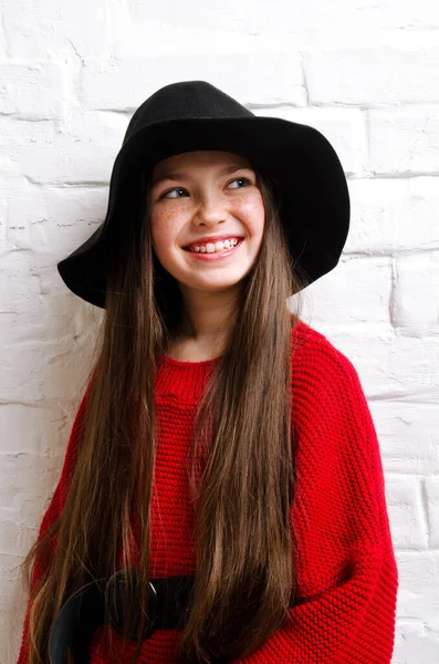 Πορτρέτο Του Αξιολάτρευτο Χαμογελαστό Κοριτσάκι Κόκκινο Φόρεμα Και Καπέλο Απομονωμένο — Φωτογραφία Αρχείου