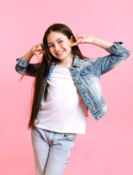 Retrato Adorable Niña Sonriente Divirtiéndose Aislada Rosa —  Fotos de Stock