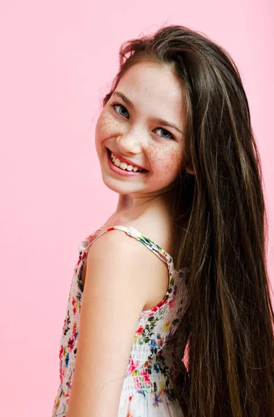 Retrato Adorável Sorridente Menina Criança Vestido Isolado Fundo Rosa — Fotografia de Stock