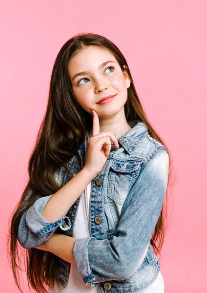 Portret Van Schattig Denkend Meisje Kind Geïsoleerd Een Roze Achtergrond — Stockfoto