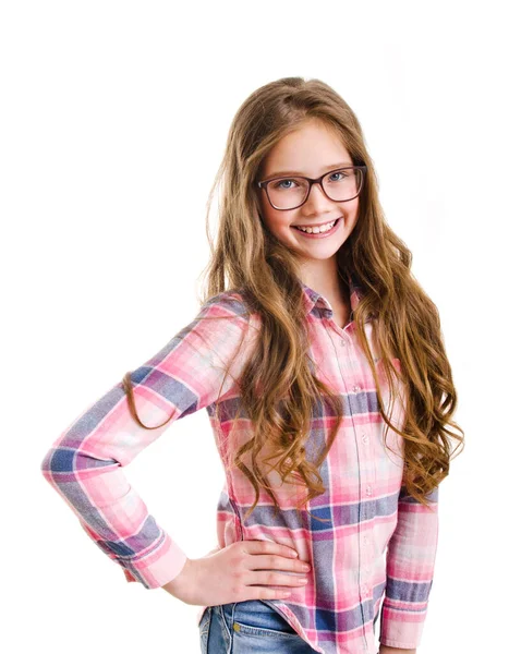 Gülümseyen küçük kız çocuk gözlüklü eğitim, okul ve vizyon konsepti beyazların arasında izole edilmiş.