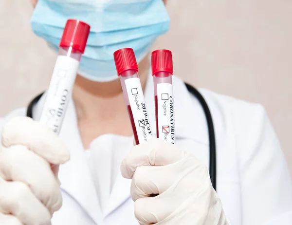 Infermiera Possesso Provetta Con Sangue Analisi 2019 Ncov Coronavirus Concetto — Foto Stock