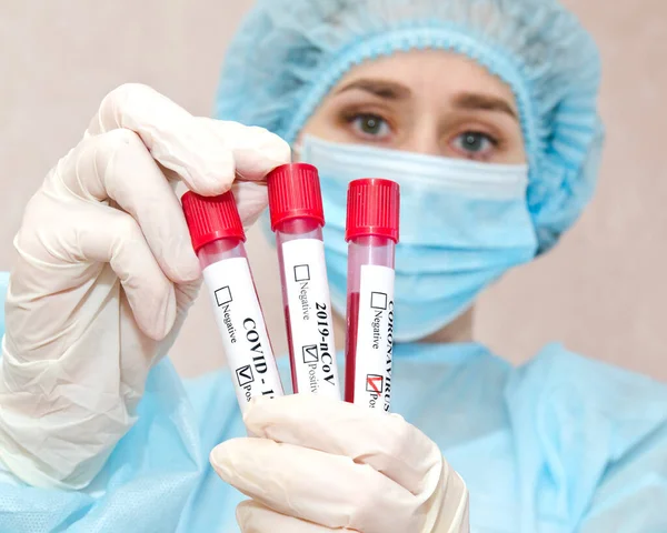 Krankenschwester Hält Reagenzglas Mit Blut Für 2019 Ncov Analyse Coronavirus — Stockfoto