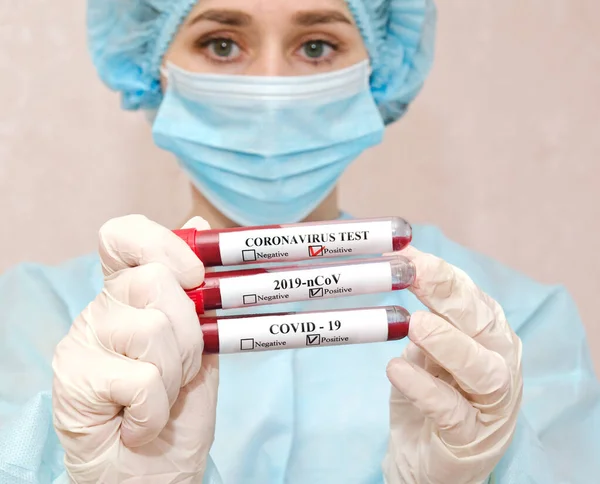 Pielęgniarka Trzyma Probówkę Krwią Analizy 2019 Ncov Koncepcja Badania Krwi — Zdjęcie stockowe