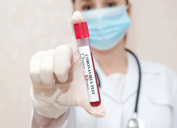 Krankenschwester Hält Reagenzglas Mit Blut Für 2019 Ncov Analyse Coronavirus — Stockfoto